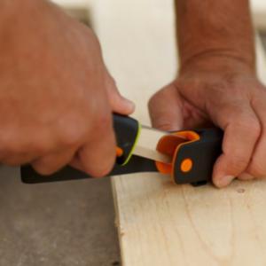 Fiskars Hardware outdoor kés integrált élezővel 156017