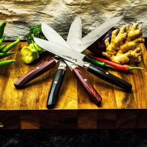 Mcusta Zanmai Revolution Santoku Red konyhakés 18cm