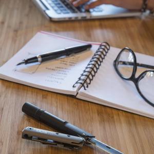 SOG Baton Q2 multiszerszám zseblámpa