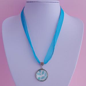 türkiz organza nyaklánc 25mm-es toll mintás medállal