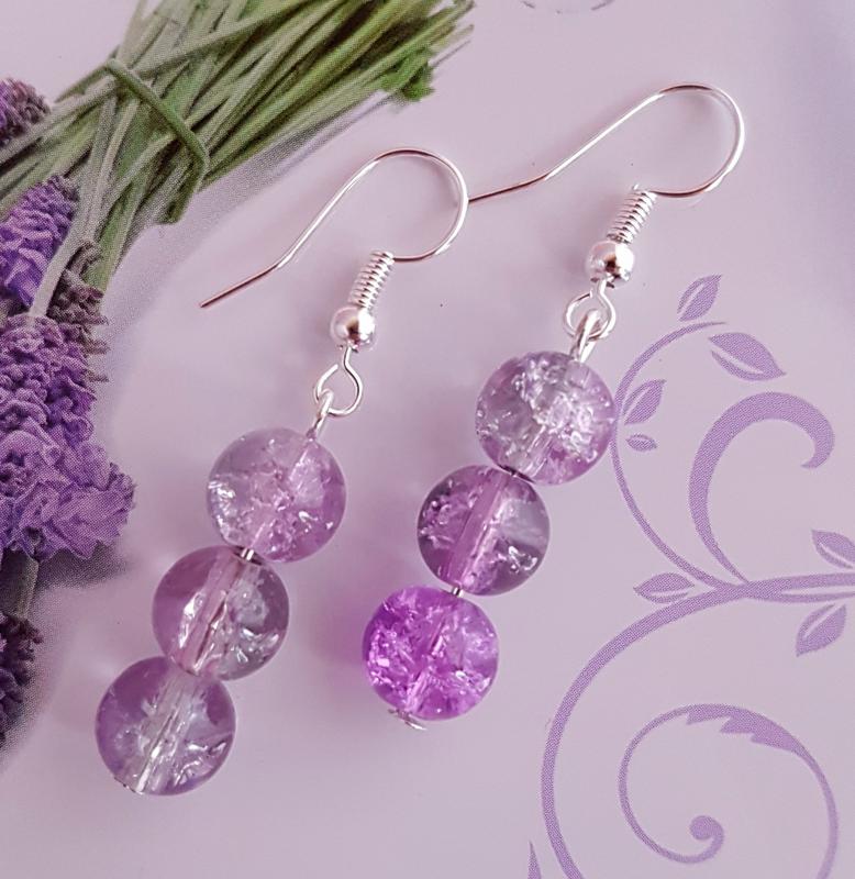 lila- fehér roppantott üveggyöngy (8 mm) fülbevaló