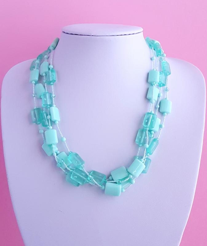 műanyag elemekkel díszített nyaklánc /zöld/