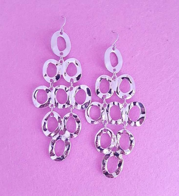 ovális fém elemekből álló fülbevaló