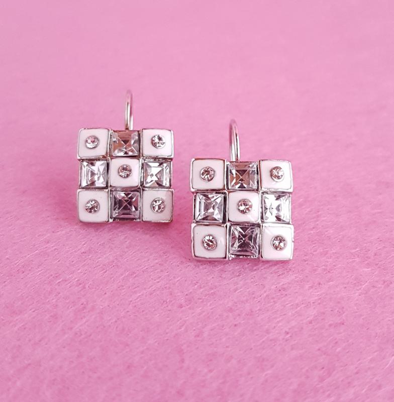 strasszkővel díszített fülbevaló