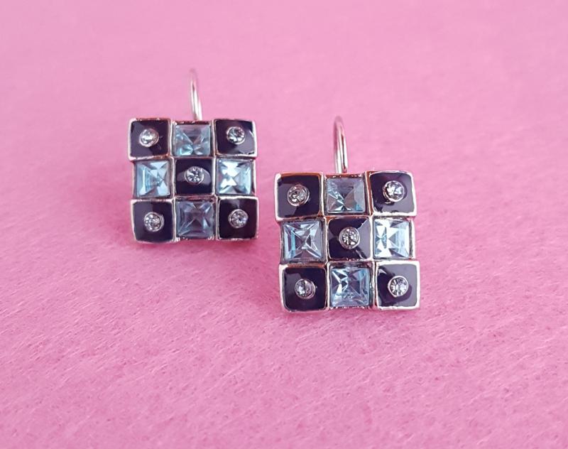 strasszkővel díszített fülbevaló