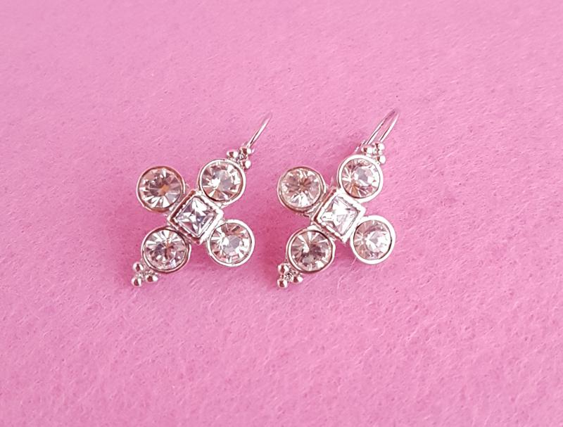 strasszkővel díszített fülbevaló