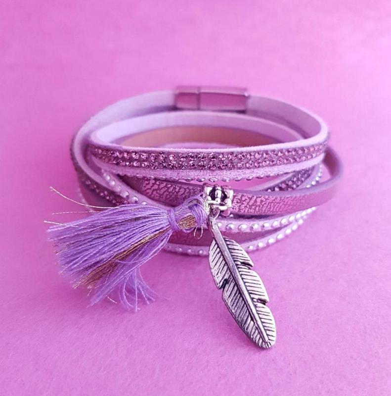 strasszköves, fém tollal díszített, lila karkötő