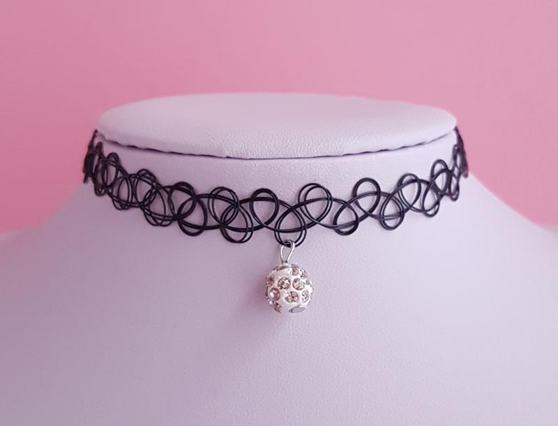 strasszos gömbbel díszített choker nyakpánt