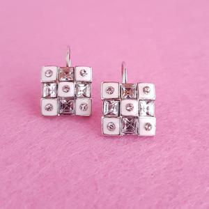 strasszkővel díszített fülbevaló