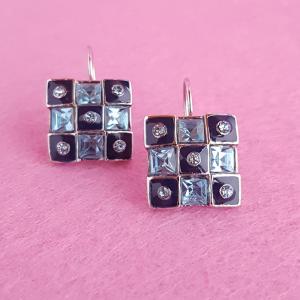 strasszkővel díszített fülbevaló