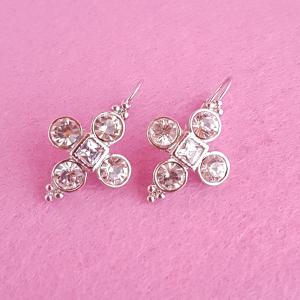 strasszkővel díszített fülbevaló