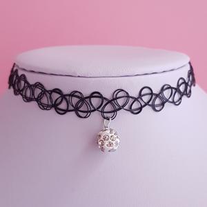 strasszos gömbbel díszített choker nyakpánt