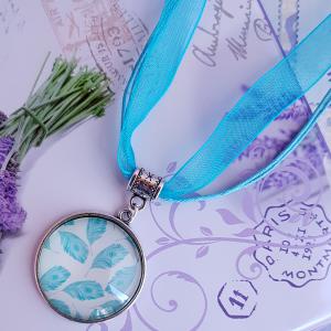 türkiz organza nyaklánc 25mm-es toll mintás medállal