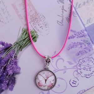 üveglencse medállal díszített nyaklánc