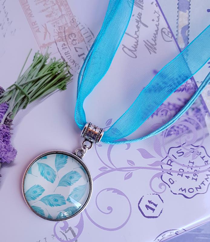 türkiz organza nyaklánc 25mm-es toll mintás medállal