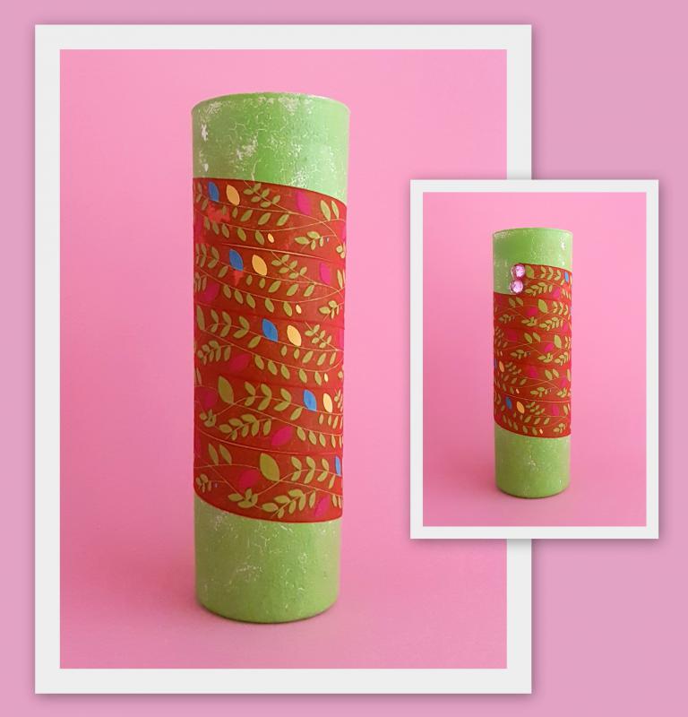 üveg váza szalaggal díszítve