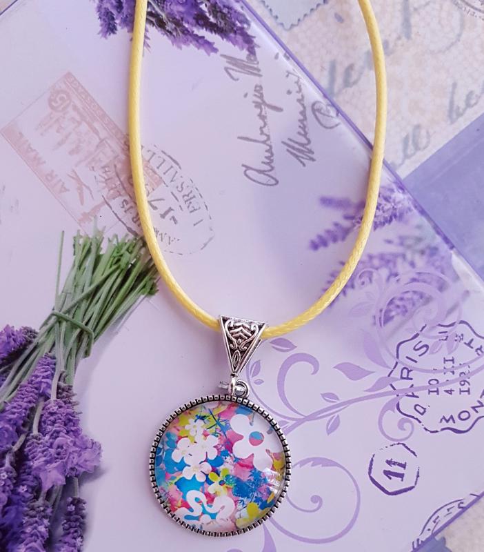 üveglencse medállal díszített nyaklánc