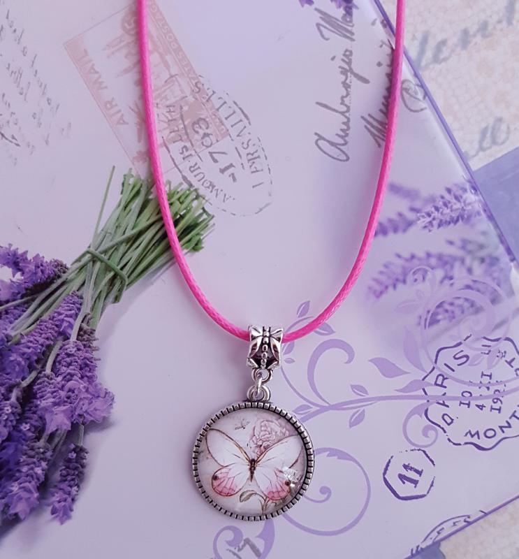 üveglencse medállal díszített nyaklánc