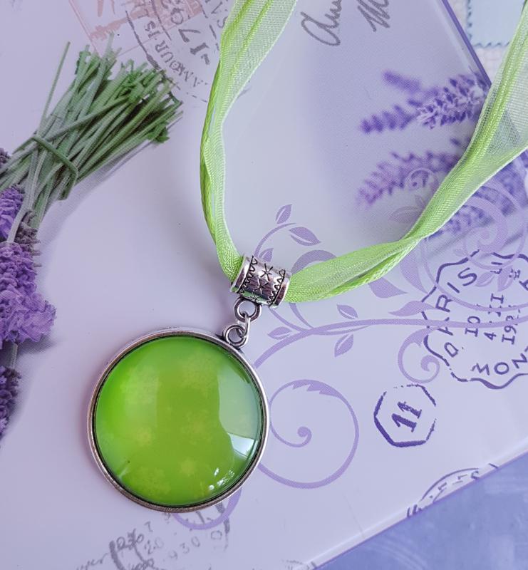 zöld organza nyaklánc 25mm-es medállal