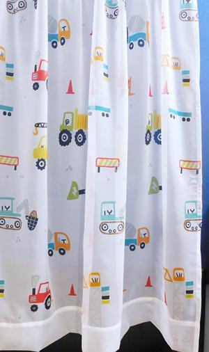 Autós fehér voila kész függöny markoló, traktor bordűrös 120x130cm