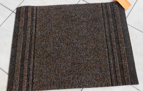Barna szennyfogó szőnyeg maradék kb: 68x75cm