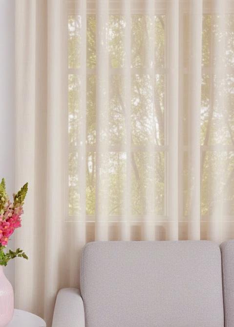 Egyszínű selymes muszlin kész függöny halvány latte 03 Mary 130x170cm bújtatós ráncolóval