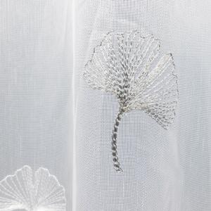 Fehér struktúr kész függöny szürke fehér hímzett mintával Ginkó 130x100cm bújtatós