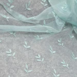 Türkisz hímzett levél mintás organza kész függöny 180x200cm bújtatós ráncolóval rúdra is fűzhető