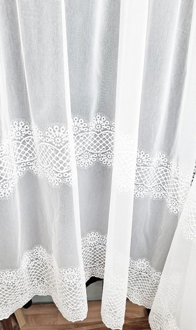 Fehér sable függöny dekoratív hímzett bordűrrel 200x350cm