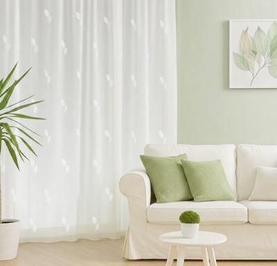 Fehér sable kész függöny 175x200cm elszórt levél mintás Tiria fehér