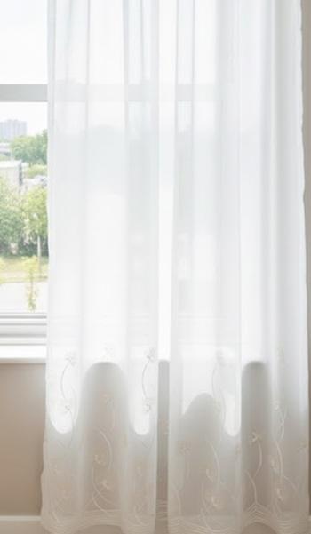 Fehér sable kész függöny barack színű hímzett bordűrrel 170x190cm