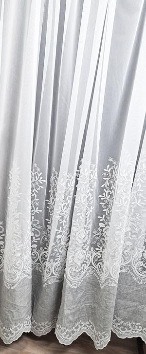 Fehér sable  kész függöny szürke bordűrrel hímzett applikációval 200x250cm