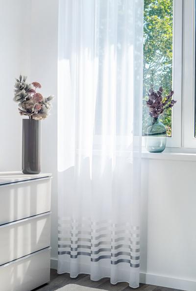 Fehér sable kész függöny szürke csíkos szatén bordűr 245 magasx140cm
