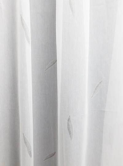 Fehér sable kész függöny szürke leveles mintával 135x160cm