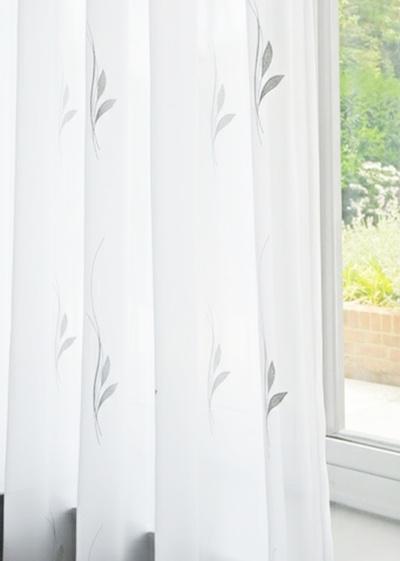 Fehér voila kész függöny szürke hímzett mintával Leaf  125x110cm bújtatós