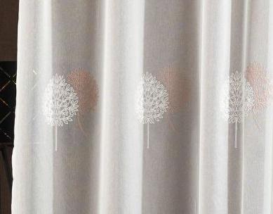 Hímzett törtfehér sable kész függöny Irtis mályva 100x70cm bújtatós