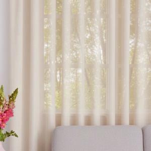 Egyszínű selymes muszlin kész függöny halvány latte 03 Mary 130x170cm bújtatós ráncolóval