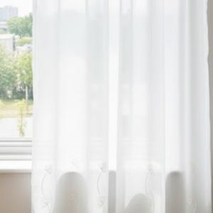 Fehér sable kész függöny barack színű hímzett bordűrrel 170x190cm