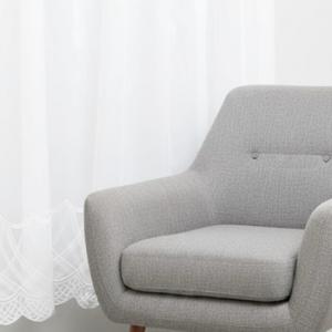 Fehér sable kész függöny Grey hímzett bordűrrel 145x250cm