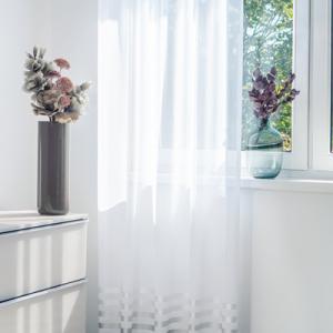 Fehér sable kész függöny szürke csíkos szatén bordűr 245 magasx140cm