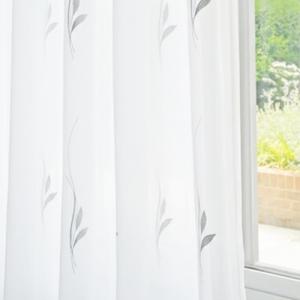 Fehér voila kész függöny szürke hímzett mintával Leaf  125x110cm bújtatós