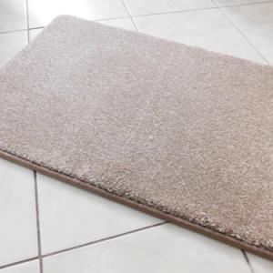 Komfortos lábtörlő kis szőnyeg puha drapp kb:35x50cm