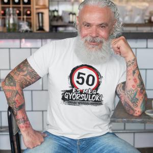 Kresz tábla - 50 és még gyorsulok - szülinapi mintás póló