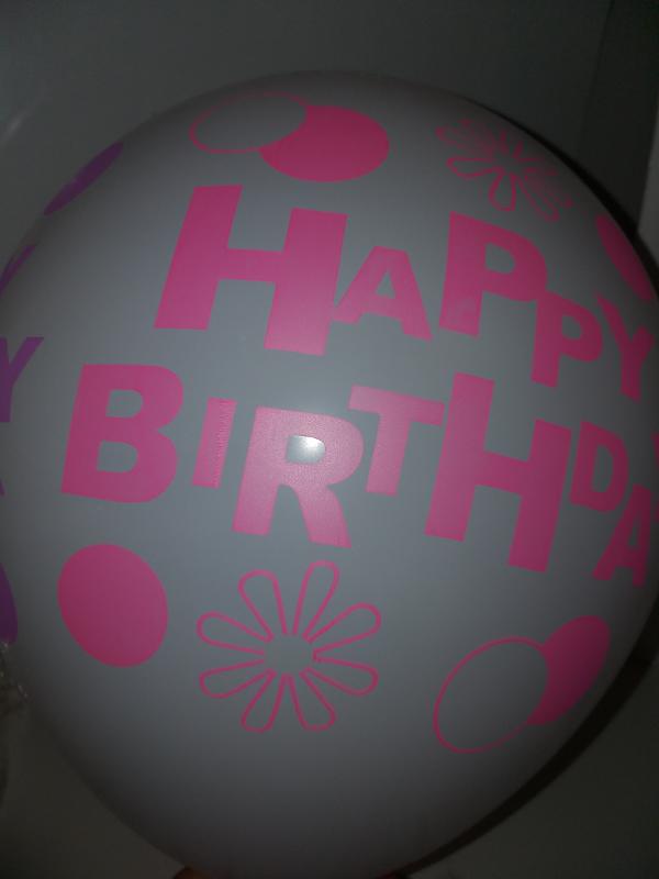fehér gumilufi Happy Birthday felirattal