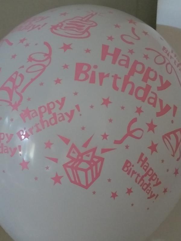 Fehér gumilufi Happy Birthday felirattal