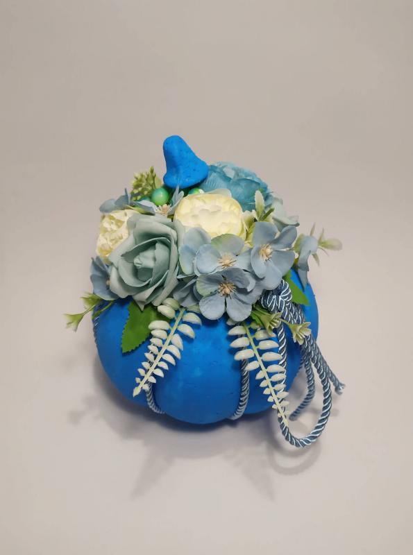 Asztaldísz, tök, virággal, kék