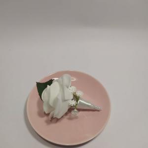 Fehér rózsa kitűző esküvőre, vőlegény, örömapa, tanú