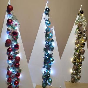 Fenyőfa fából, választható színű gömbökkel, piros