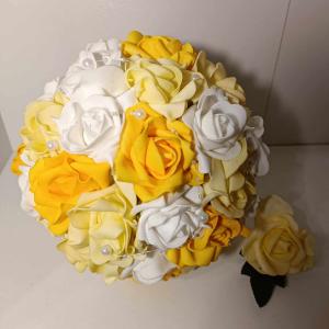 Sárga, fehér menyasszonyi csokor, rózsából