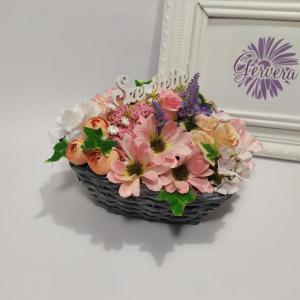 Színes virágok, szív alakú kosárban, szeretettel